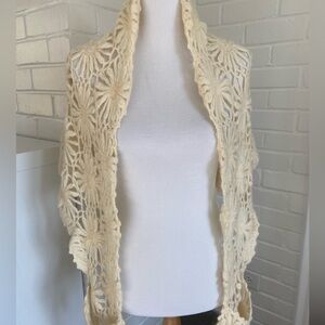 Delicate Classic Vintage Crochet Floral Openwork Scarf With Hand Pockets - Cream